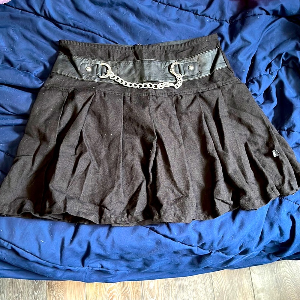 Black skirt with chain